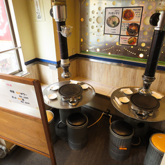  賑やかさの中にも「オシャレな空間」が広がる店内◎活気を感じつつも、どこか落ち着ける雰囲気が魅力です。総席数65席の広々としたテーブル席で、美味しい料理と共に上質な時間をお過ごしください。