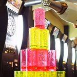 貸切の際にはシャンパンタワーをショットグラスで再現！乾杯を豪華に演出☆