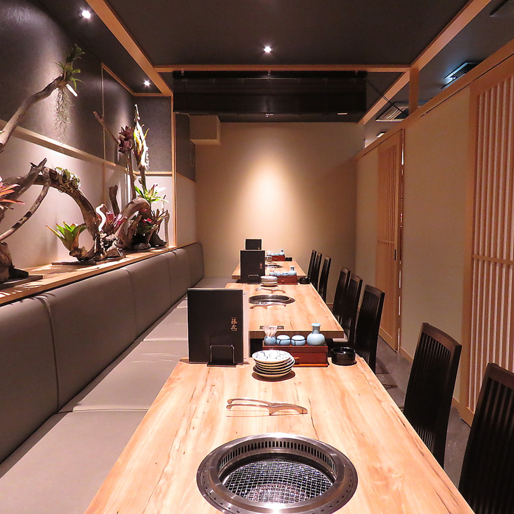 テーブル席、ソファー席は人数に応じて個室をご用意。最大20名！