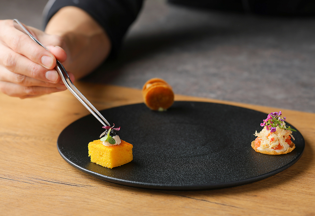 【アミューズ3種】ズワイガニやキャビア、フォアグラを使用した贅沢なアミューズ