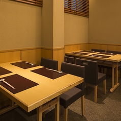 カウンターがよく見えるお席です。お好みのご注文もお気軽にどうぞ。4名様テーブルが２卓ございますが、連結はできません。予めご了承ください。