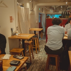 ４名様テーブル、２名様テーブルが各３卓ずつございます。６名様まででしたら、１つのテーブルを囲めます！