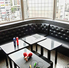 パーティールームは、大人数でのご利用可能なタイプのお部屋です。ステージ付のルームから、開放感あふれる窓際のルームまで、カラオケ以外の多用途にご利用いただけます。詳細は各店舗にお問い合せ下さい。