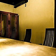 3席のカウンターは、目の前で調理風景を楽しむことができる特等席。料理の音や香りまでもご堪能いただけます。　お電話にてご予約承っております。