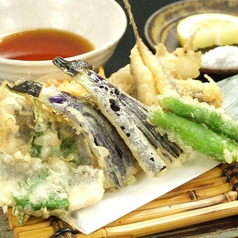 【サクッと触感と素材を活かした天ぷら】魚と同様に野菜も旬にこだわっております。四季折々の食材を…。の写真