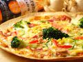 料理メニュー写真 ガーリック・ベーコン・野菜のピザ