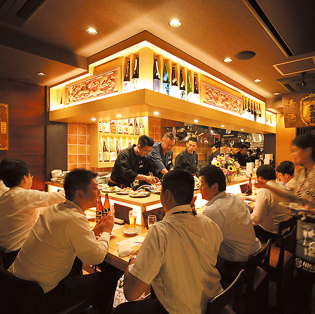 広がるオープンキッチンカウンター、美味しいお酒とお料理で、ちょっぴり大人の贅沢を