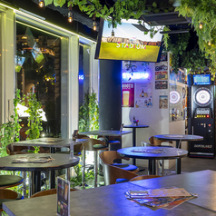 2～3名ほどの少人数でゆっくり座れるテーブル席を多数ご用意しております。ゲームを楽しむもよし♪お話しを楽しむもよし♪当店自慢のドリンクとフードと共に楽しみください。