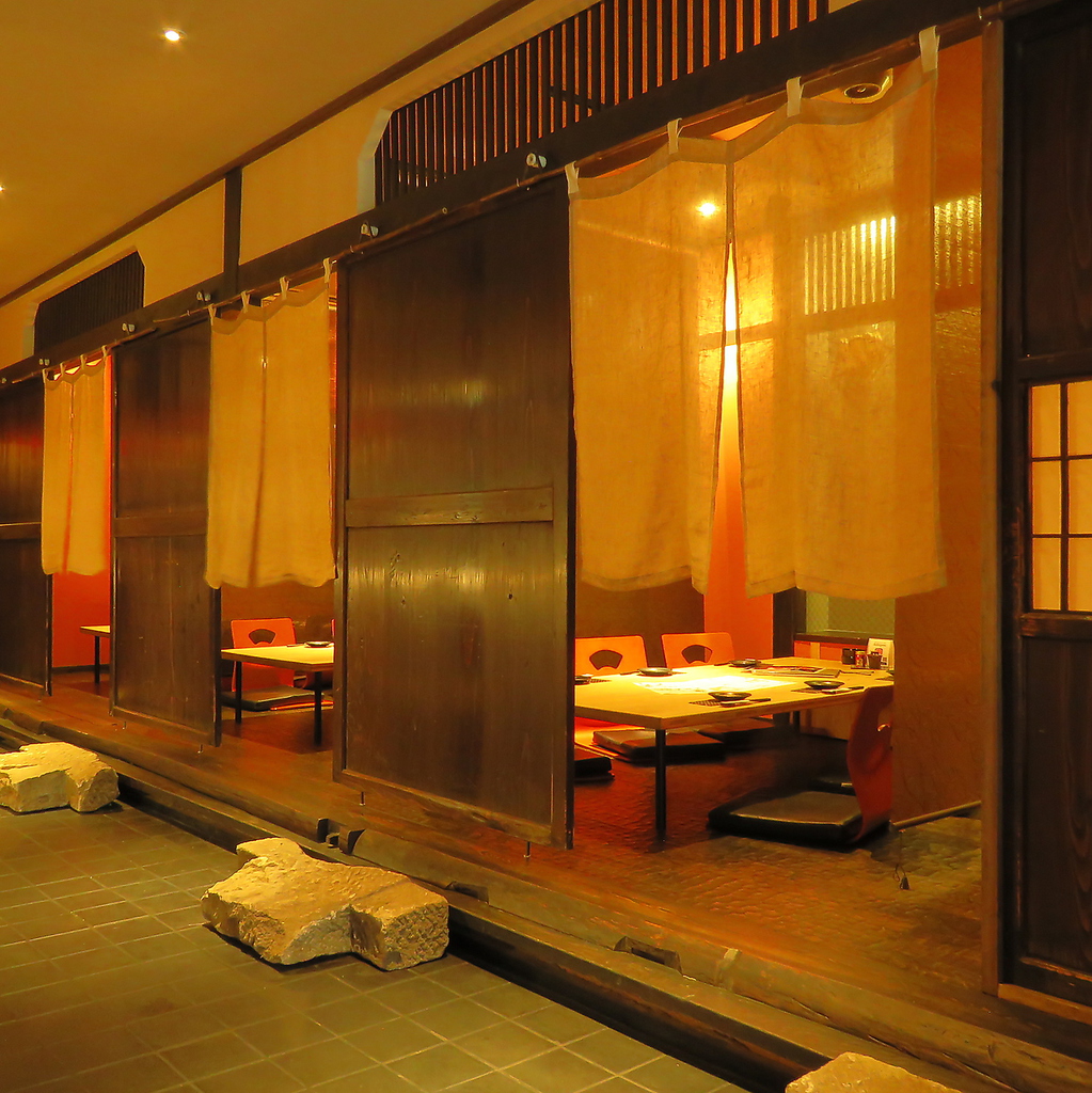 背もたれ付きのお座敷でごゆっくりどうぞ。