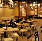 ウッド調で落ち着いた雰囲気の本格イタリアンバル。ゆったりとくつろげる店内で、束の間の休息を。全70隻、ご宴会や女子会、デートなど幅広いシーンでお使いいただけます。