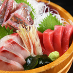 新鮮な海鮮をお洒落空間で堪能してください。刺身盛りや焼魚、 炉端メニューもおすすめです。