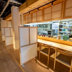 仕切りのあるカウンター席をご用意しました。他のお客様を気にせずゆったりとお寛ぎください。ライブ感のあるカウンターキッチンで調理風景もお楽しみいただけます。