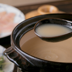 こだわりスープが絶品。10時間かけて煮込んだ濃厚鶏白湯の写真