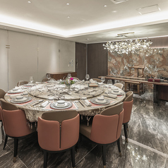 落ち着いた雰囲気のテーブル席で楽しむ、贅沢な食体験。洗練されたインテリアの中、厳選食材を使用した絶品の中華料理をご堪能いただけます。贅沢な食事とともに特別なひとときを、大切な方々と共に心ゆくまでお楽しみください。