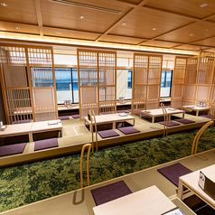 接待やお祝いなど、大切なシーンに最適な和の特等席をご用意いたしました。 足元を楽に伸ばせる掘りごたつ式のお座敷は、ご年配の方やお子様連れのお客様にも大変ご好評をいただいております。窓から差し込む光と、目に優しい緑のカーペット、そして美しい木目の天井が織りなす上質な空間でお料理をご堪能いただけます。