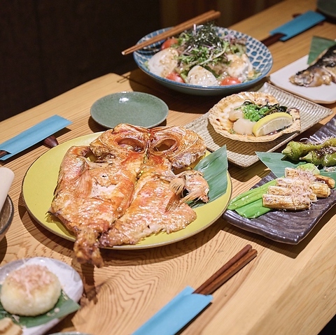 店主が厳選した魚・野菜・肉をカウンター目の前の焼台で炙ってご提供！お酒に合う！