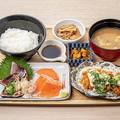 料理メニュー写真&nbsp;薬味たっぷり鰹たたき&サーモン刺身とチキン南蛮御膳