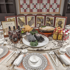 最大42名様まで貸切のご利用が可能です。豪華な個室で、大切なお祝い事やビジネスミーティングに最適な空間をご提供。様々なニーズに合わせた細やかなサービスも心掛けております。人数・ご予算など、まずはぜひご相談ください。(※貸切のご利用は電話予約のみ受け付けております。)