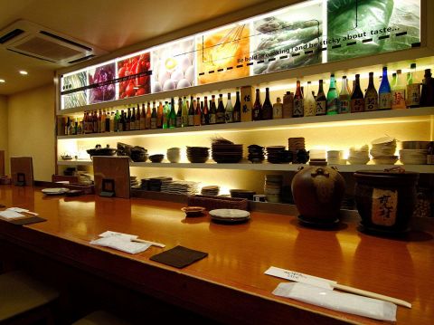 【和空間】ゆったり寛げるカウンターやテーブル席。デート、仲間との飲み会におすすめ