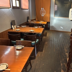 4名掛けテーブルは3卓ご用意◎ご利用人数に応じて連結してご利用頂けます！