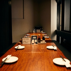 【プライベートな飲み会に】解放的なテーブル席。広いお席で、ゆっくりとした大人な時間を楽しめます。プライベートな会話から接待まで、どんなシチュエーションでも多岐にわたってご利用頂けます♪