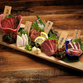 【九州のうまいもん】本場九州のこだわり料理を存分にご堪能いただけます。博多定番の新鮮な国産牛を使用したもつ鍋をはじめ、熊本名物の馬刺し、旨みたっぷりの水炊き、はかた地どりももむね焼き、辛子蓮根、チキン南蛮など、九州各地の名物料理を豊富にご用意。素材や味付けにもこだわった逸品を多数取り揃えております。