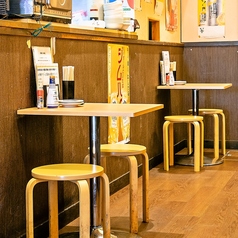 【仕事終わりの飲み会に】少人数でのちょっとした飲み会ににぴったりな2名様用テーブル席。60種以上のドリンクからお好みのモノをチョイスして乾杯を♪