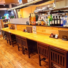 カウンター席もあります。お一人様でもお気軽にご利用いただけるお店です。お仕事帰りや、ご友人同士でのお食事にも最適です。お気軽にご来店ください♪