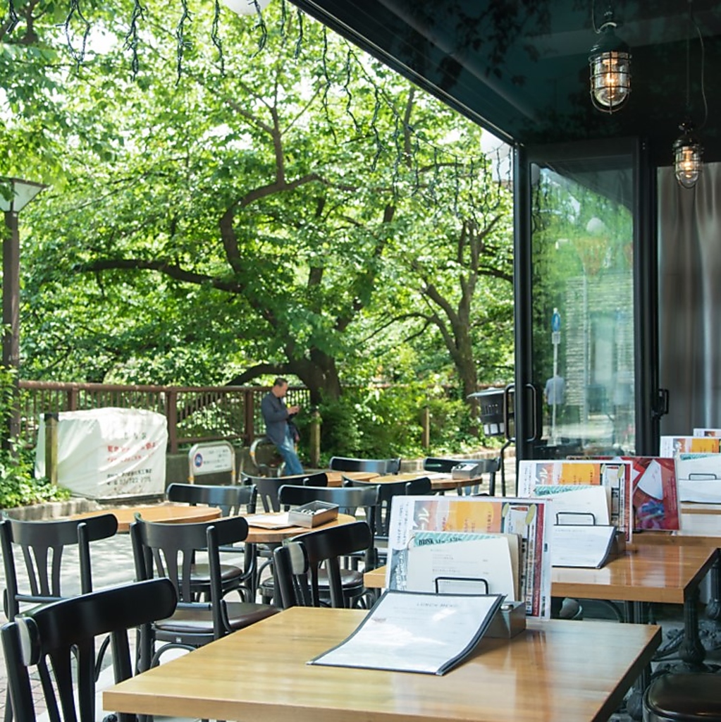 目黒川沿いのオープンテラスレストラン。四季折々の景色をお楽しみいただけます。