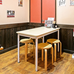 【サク飲みに】少人数で和気あいあいとお料理とお酒を楽しめるテーブル席！駅近で角マックすぐのロケーションなのでフラッと気軽にお立ち寄りください♪