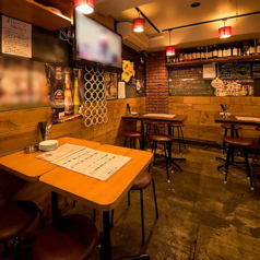 会社宴会や歓送迎会など団体様のご宴会はもちろん、結婚パーティーなどプライベート感を大切にしたお祝いの場にも！テレビモニターを設置しておりますので、ビデオや写真なども投影可能です◎