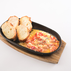 トマトとチーズの鉄板焼き