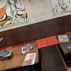 席間隔を広めに確保し、ゆったりとお過ごしいただけるよう配慮しております♪周りを気にせずに会話やお食事を楽しんでほしいというお店のこだわりです。開放的な空間で、活気ある雰囲気を満喫してください。