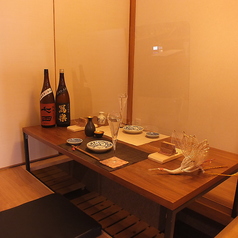 温かみのある掘りごたつ席。足元ゆったりの広々としたスペースです全ての掘りごたつテーブル席の間に上品な木製の間仕切りを設置しております。他のお客様の視線も気にならず、ゆったり寛げる仕様となっております。