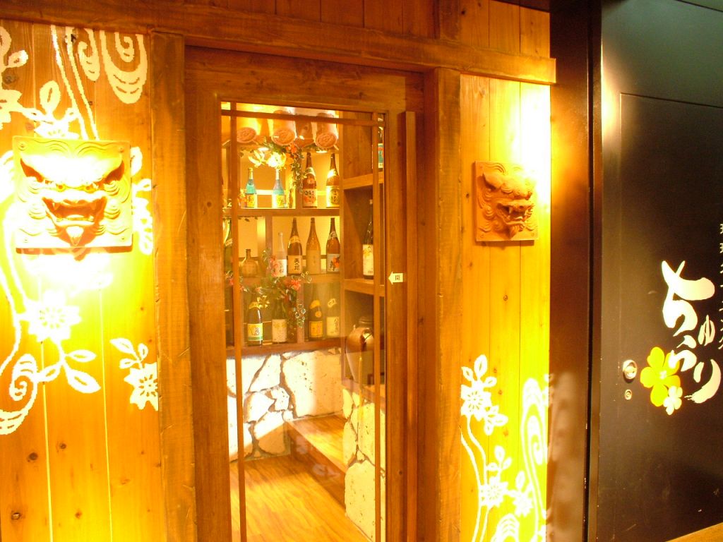 階段を上がれば、そこには都会の喧騒とは無縁の琉球沖縄へと誘う入り口があります....