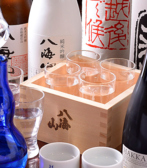 八海醸造の創業は大正11年。酒蔵のある南魚沼郡は、日本一美味しいコシヒカリの産地としても知られている豪雪地帯で、仕込の時期には深い雪で町が覆われます。新潟の酒特有の柔らかい含みと淡麗さの中に、酒本来の旨みと膨らみがある、雪解け水で作られたお酒です。 
