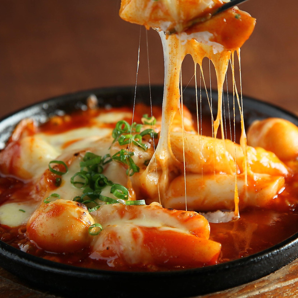 【とろ～りチーズを使ったメニュー多数】写真はチーズトッポギです！とろ～ち辛旨をお楽しみください