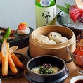 【系列店：焼売酒場シュウ（仙台駅前）】『だし廊』監修の鶏中華と自慢の鶏焼売が自慢！ジューシーで食べ応えのある焼売は、鶏焼売、炊き焼売、揚げ焼売の3大名物に加え、新たに『だし廊』がスープから麺まで監修した鶏中華も登場してメニューラインナップがさらに充実。その日ごとに仕入れる旬の魚を盛り合わせでご提供◎
