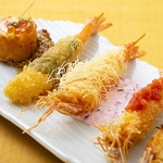 名物 海老好きの串揚げ盛り合わせ。海老オリーブ・海老おろしポン酢・海老ガダイフ・大葉・海老パン