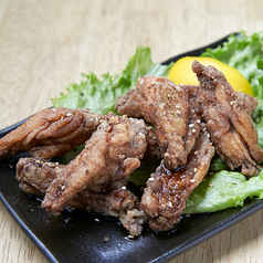 看板メニューのひとつ「手羽中の唐揚げ(5本)」♪