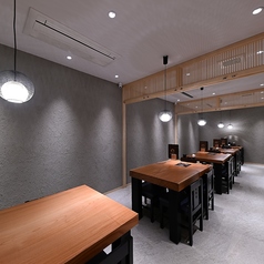 落ち着いた和モダン空間に設けられた、最大8名様までご利用いただけるテーブル席です。ゆとりある席配置で、ご家族でのお集まりやご友人とのお食事、会社でのご会食など幅広いシーンに対応。木の温もりを感じる上質な空間で、ゆったりとお食事をお楽しみいただけます。