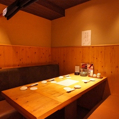 接待や会食に。落ち着いた雰囲気の個室をご用意しております。