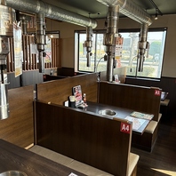 女子会や仕事帰りの一杯など使い勝手抜群なテーブル席