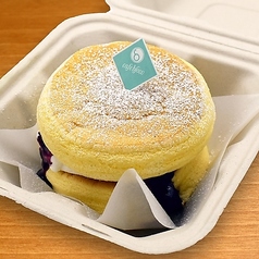 もちもちレアチーズブルーベリーソースかけパンケーキ