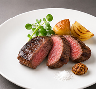 ランチでは神戸牛を使ったメイン料理のハーフバイキング