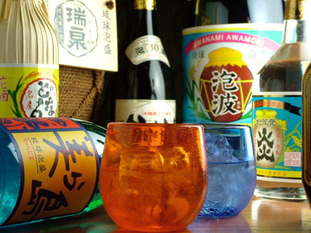 沖縄琉球グラスで「泡盛」を…。沖縄ならではの楽しみ方を提供！