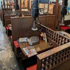 少人数でのご利用に便利な、スタンダードなテーブル席も多数ございます♪サク飲みや仕事帰りの一杯など、様々なシーンで使いやすいお席です。明るく清潔感のある店内で、赤から自慢の料理を気軽にお楽しみいただけます◎