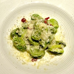 そら豆のペペロンチーノ　パルメジャーノチーズ掛け