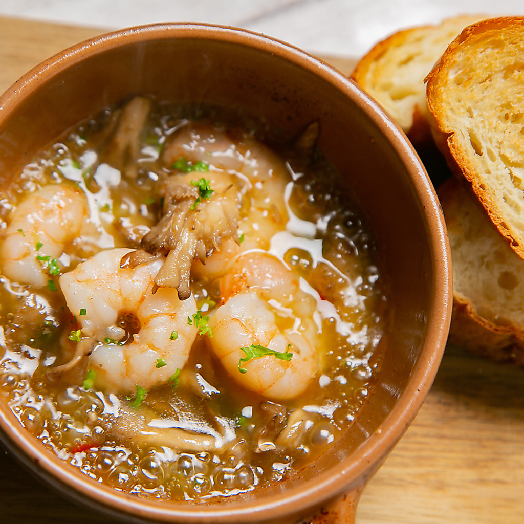 アヒージョなどの一品料理もございます。メニュー表には迷ってしまうほど種類豊富なお料理が！