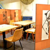 テーブル間に石州和紙職人「西田誠吉」氏の作品でもある風情ある衝立で仕切りました。気兼ねなくお食事のひとときをお過ごし頂けます